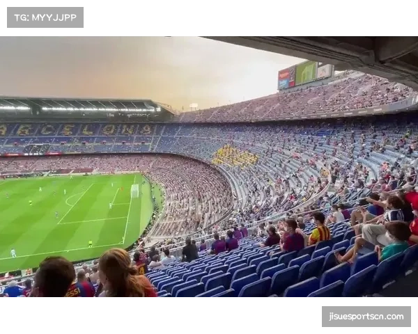 梅西重返诺坎普参观 球迷高呼传奇名字致敬